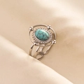 Détail d'une bague vintage en argent avec pierre turquoise ovale et anneau ajouré - Base Argentée Texture Turquoise Bleue