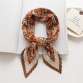Geplisseerde sjaal met geometrische patronen in oranje en bruin op wit magazine - Oranje Bruin Beige Geometrische Abstracte Stijl (FY487-2)