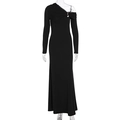 Dettaglio dell'abito in maglia nera monospalla con corpetto a pieghe e bottone decorativo - S / Nero