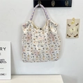Dettaglio borsa shopper in tela con stampa di cuccioli e manici in corda a quadretti - Cane Blu Latte