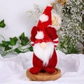 Gnomo natalizio festivo su vassoio in legno con decorazione invernale di sfondo - Rosso (Copre gli occhi)