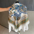 Grand foulard carré en coton et lin bleu et or drapé sur une chemise blanche sur cintre - 130*130cm / Bleu Or Colorblock (MZF-061)