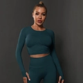 Dettaglio del set yoga verde scuro con fori per i pollici e leggings a compressione a vita alta - Verde Germano