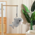 Grijze pluche haai sleutelhanger met geweven riem hangend aan houten standaard huis - Haai / 18cm