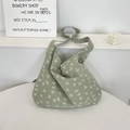 Detalle de bolso de lona floral verde haba con motivos blancos y correa ancha para el hombro - Verde