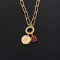Gouden roestvrijstalen ketting met strass 'E' hanger en een rode edelsteen bedel - Letter E / Goud