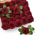 Detailansicht dunkelroter künstlicher Schaumrosen in Geschenkbox mit Stielen und Blättern - Gefärbtes Weinrot