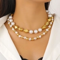 Elegante zweilagige Halskette mit Perlen und Goldperlen an einem Modemodell - Französische elegante zweilagige Halskette mit künstlichen Perlen