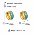 Détail de boucles d'oreilles dorées avec diamètre de 12mm et incrustation de zircon coloré - Bleu Foncé (Petit)