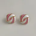 Orecchini a perno quadrati in smalto rosa e bianco con design a spirale moderna - Rosa