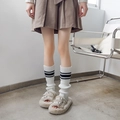 Scaldamuscoli bianchi a maglia con strisce nere e pantofole in pelliccia beige con fibbia - Taglia unica / Bianco Tripla Striscia