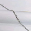 Vista de detalle de una cadena cubana de acero inoxidable plateado pulido estilo hip hop - Grosor 4.5mm Longitud 50cm