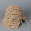 Detail van kaki gehaakte vissershoed met opengewerkt patroon en strikje - M (56-58cm) / Khaki