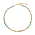 Handgemaakte kralenketting met kleurrijke natuursteen en gouden details op witte achtergrond - Kleurrijk