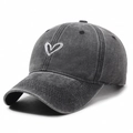 Casquette de baseball gris foncé délavé avec cœur brodé blanc sur coton minimaliste - Noir