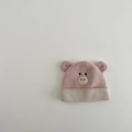 Dettaglio del berretto in maglia rosa e beige per neonati con ricamo e orecchie 3D - 6 mesi - 2 anni / Maialino Rosa