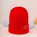 Gorro de punto rojo de invierno con tres anillos de plata para un estilo urbano moderno - Talla única / Rojo