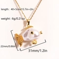 Collar con colgante de pez dorado con brillo de perla blanca y 31x22 mm - Dorado