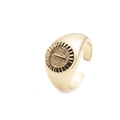 Detailansicht eines vergoldeten offenen Rings mit mattierter, runder Vintage-Oberfläche - Buchstabe I