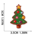 Détail d'un écusson brodé sapin de Noël avec dimensions 5x3,5 cm sur fond blanc neutre - N° 9-Sapin de Noël