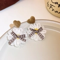 Pendientes vintage con margaritas de punto blanco y corazones de pana marrón - Estilo de Corazón con Lazo de Margarita Blanca (Poste de plata) (2#)