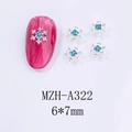 Détail de bijoux d'ongles flocon de neige argenté avec strass bleus sur manucure rouge - Forme de Flocon de Neige (A322)