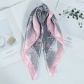 Elegante foulard di seta grigio e rosa con motivo floreale e design a quadri geometrici - 60*60cm / Rosa (Grigio Rosa Floreale)