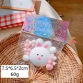 Rosa-weißer Plüsch-Hase Stressspielzeug in bunter Verpackung auf einem Tablett - Weißes Häschen-Brötchen