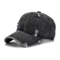 Dettaglio macro della texture denim nero lavato con fori consumati e bordi sfilacciati - Taglia unica (56-60cm regolabile) / Stile Nero Lavato Distressed (B)