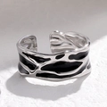Anillo ajustable de acero inoxidable plateado con esmalte negro de lava para parejas - Abierto Ajustable / Modelo para Hombre (Ancho)