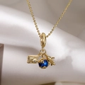 Collier plaqué or 18 carats avec breloques voyage appareil photo avion et globe bleu - Style Appareil Photo Terre Avion (24707)