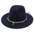 Dettaglio di cappello fedora a tesa larga con fascia intrecciata e ciondolo a stella marina - Blu navy