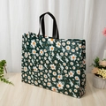 Laminated non-woven tote bag in dark green featuring white daisy prints and black handles - 28*32*10cm / Little Floral