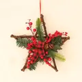 Ghirlanda natalizia a stella 30cm con bacche rosse, pigne e fiocco a scacchi - Pendaglio Stella con Fiocco 30CM