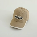 Detailansicht der khakifarbenen Baseballkappe mit einem schwarzen Hello-Smiley-Aufnäher - 50-54cm / Kaffeebraun