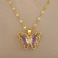 Detailaufnahme des goldenen Schmetterlingsanhängers mit lila Steinen an einer Titanstahlkette - Edelstahlkette Kupfer Mikroeingelegter Schmetterlingsanhänger (F533)