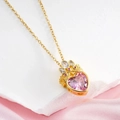 Collana in acciaio al titanio con pendente a cuore, gemma rosa e corona d'oro - Oro Rosa
