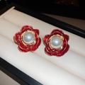 Vue macro de boucles d'oreilles fleurs rouges avec perle blanche et bords dorés élégants - 40# Tige de boucles d'oreilles en argent-Rouge-Fleur