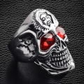 Anello teschio gotico in argento vintage con pietre rosse su sfondo in pelle nera - US 7
