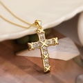 Collana con ciondolo a croce placcata oro di lusso con zirconi tondi e catena a O fine - Croce Dorata con Dettaglio X (24336)