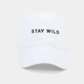 Détail de la broderie Stay Wild sur une casquette de baseball en coton sergé blanc - Réglable / Blanc