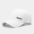 Dettaglio del cappellino da baseball bianco in cotone con ricamo Mommy nero sul lato - Ricamo Mommy / Bianco