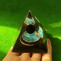 Pyramide d'orgone avec sphère noire et cristaux bleu-vert pour décoration de bureau - Style 40