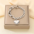 Detalle de la pulsera de cadena de acero inoxidable plateado con cierre OT y dije de corazón - Color Acero (KB203171-Z)