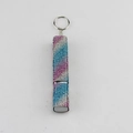 Detail van navulbare parfumflesje sleutelhanger met regenboog verloop steentjes - Blauwe Streep