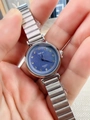 Dettaglio dell'orologio al quarzo argento con quadrante blu e indici in strass in mano - Cinturino Argento Quadrante Blu (62830)