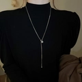 Vue détaillée du long collier chaîne serpent en Y avec un pendentif fleur étincelant sur modèle - Style Chaîne Serpent Argentée Fleur de Diamant