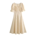 Elegante abito midi in jacquard beige con scollo a cuore, volant e maniche a sbuffo - XS / Bianco latte