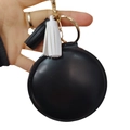Porte-clés miroir rond en cuir noir avec pompons blancs et matériel doré élégant - Noir avec pompons