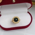 Nahaufnahme eines goldenen Vintage-Rings mit dunkler Perle in roter Samtbox - 8-9MM / Schwarz